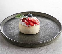 Сырник с малиной и сливочным муссом