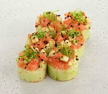 Фреш ролл с лососем в огурце (6 шт)