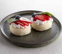 Сырник с малиной и сливочным муссом (2 шт)