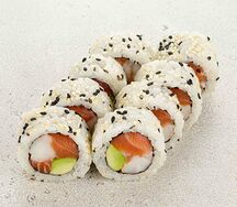 Ролл с лососем креветкой и авокадо (8 шт)