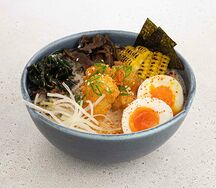 Ореховый рамен с креветками темпура