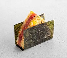 Онигири с тунцом