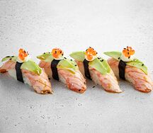 Суши с опаленным лососем и авокадо (4 шт)