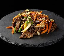 Гречневая лапша с курицей и овощи и соус на выбор