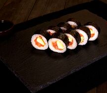 Ролл с копченым лососем