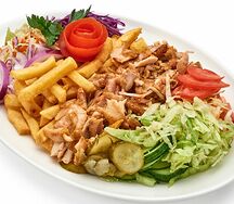 Шаверма из курицы на тарелке