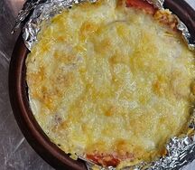 Сулугуни, запеченный с помидорами