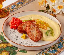 Котлеты из индейки с тартаром из томатов и картофельным пюре