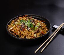 Яичная лапша с маринованной говядиной и устричным соусом