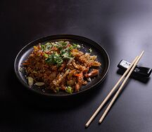 Ароматный рис с курицей и соусом Хойсин