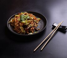 Ароматный рис с маринованной говядиной и устричным соусом