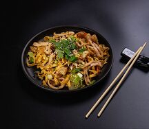Яичная лапша с морепродуктами и рыбно-лаймовым соусом
