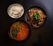 Том ям с курицей и лапша рисовая с курицей