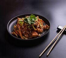 Рисовая лапша с курицей и соусом Хой Син