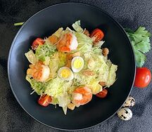 Салат Цезарь с креветками
