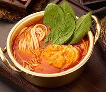 Рисовая лапша с супом и томатом