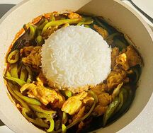 Рис с курицей и соусом карри