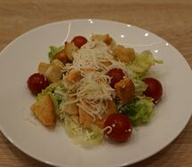 Салат Цезарь с курицей