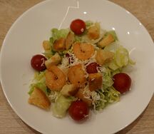 Салат Цезарь с креветками