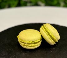 Макарон Фисташка-малина