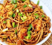 Жареная лапша с курицей 