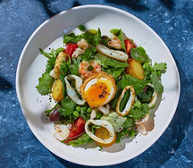 С креветками, кальмарами и шотландским яйцом