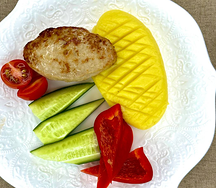 Куриная котлета со свежими овощами