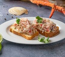 Брускетта с крабом
