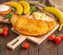 Чебурек с клубникой и бананом