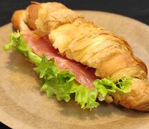 Круассан с красной рыбой и сливочным сыром