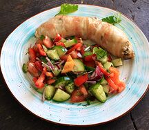 Куриная грудка с грибами в беконе с овощным салатом