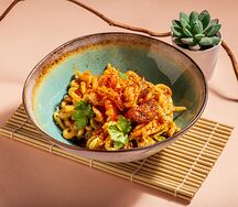 Лапша с курицей и креветками