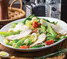 Салат Цезарь с курицей