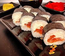 Маки с лососем