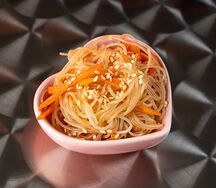 Салат с фунчозой
