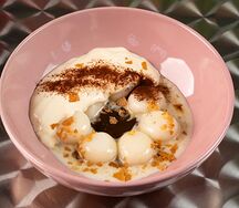 Тоби с данго, кофейным соусом, какао, сгущенкой и сырной пеной