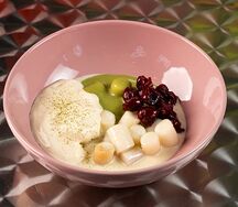 Токпокки, сгущенка, матча, вишневый соус с листом лайма, сырная пена