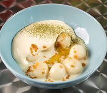 Тоби с данго, соусом манго-ананас, матчей, сгущенкой и сырной пеной