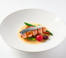 Лосось на гриле и овощами Нисуаз