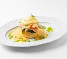 Бенедикт с форелью на булочке бриошь