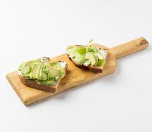 Тост с авокадо и сыром креметто