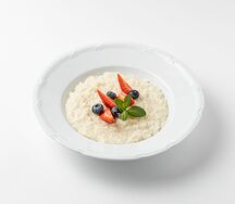 Каша рисовая на кокосовом молоке с ягодами