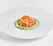 Тартар из лосося с кремом из авокадо