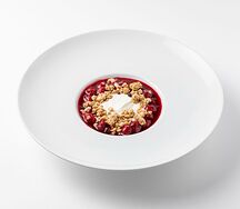 Греческий йогурт с гранолой и вишней