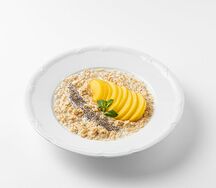 Каша овсяная с персиком и чиа на молоке