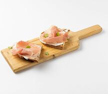 Тост с пармской ветчиной и сыром креметто