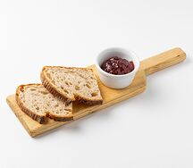 Тост с клубничным джемом