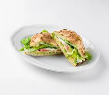 Пучча с куриной грудкой, соусом песто и страчателлой