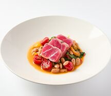 Тунец на гриле с белой фасолью и сладким перцем