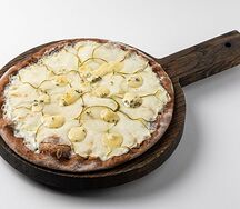 Ржаная пицца с грушей и горгонзолой